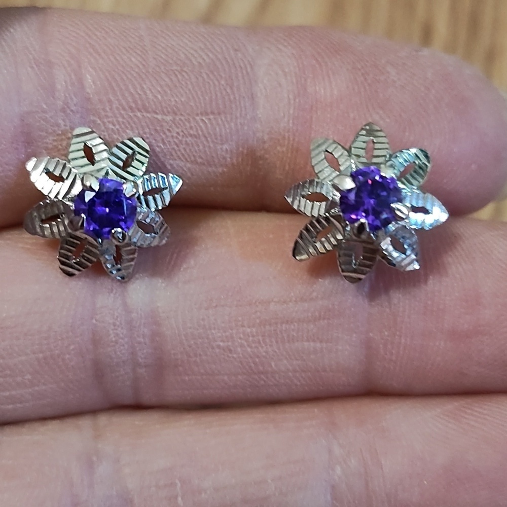 VINTAGE SILVER-TONE FILIGREE FLORAL DARK PURPLE CRYSTAL STONES POST .5" EARRINGS